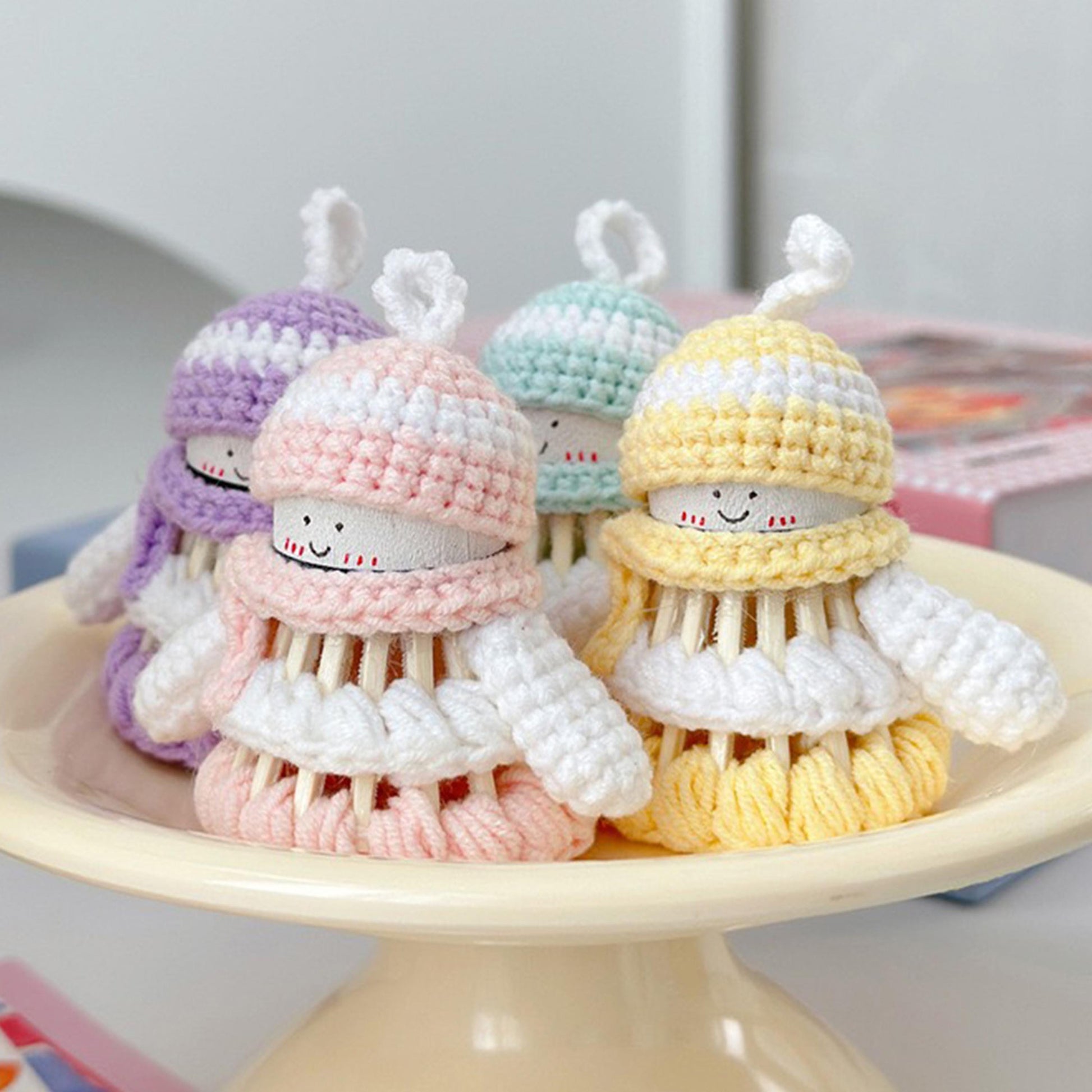 Handmade Crochet Shuttlecock Snowman Keychain, Cute Knitted Amigurumi Doll, Baby Bag Charm, Phone Charm, Gift for Kids