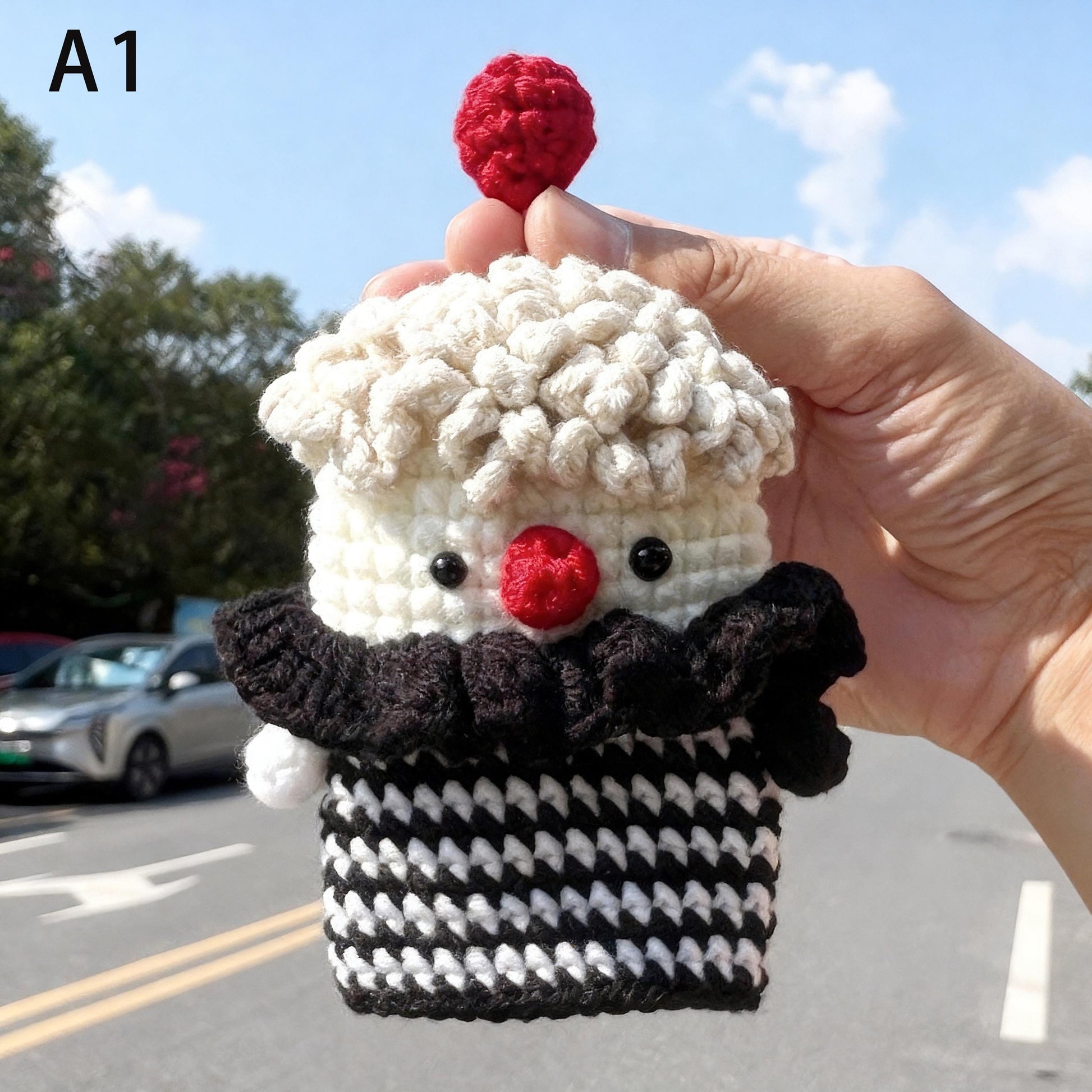 Handmade Crochet Sausage Lips Key Cover, Cute Ugly Keychain, Pull String Key Protector, Amigurumi Bag Charm, Funny Gift for Her Him